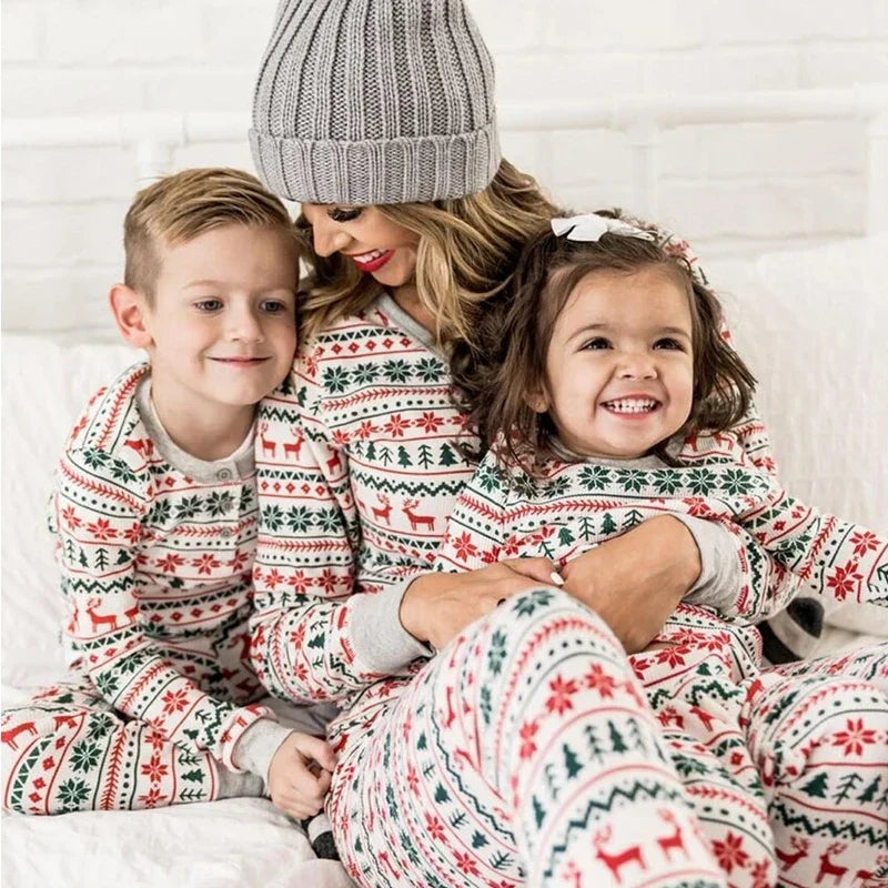Familj i matchande julpyjamas