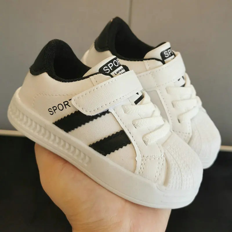Vattentäta barnsneakers med halkskydd – Säker & Bekväm 0–7 år