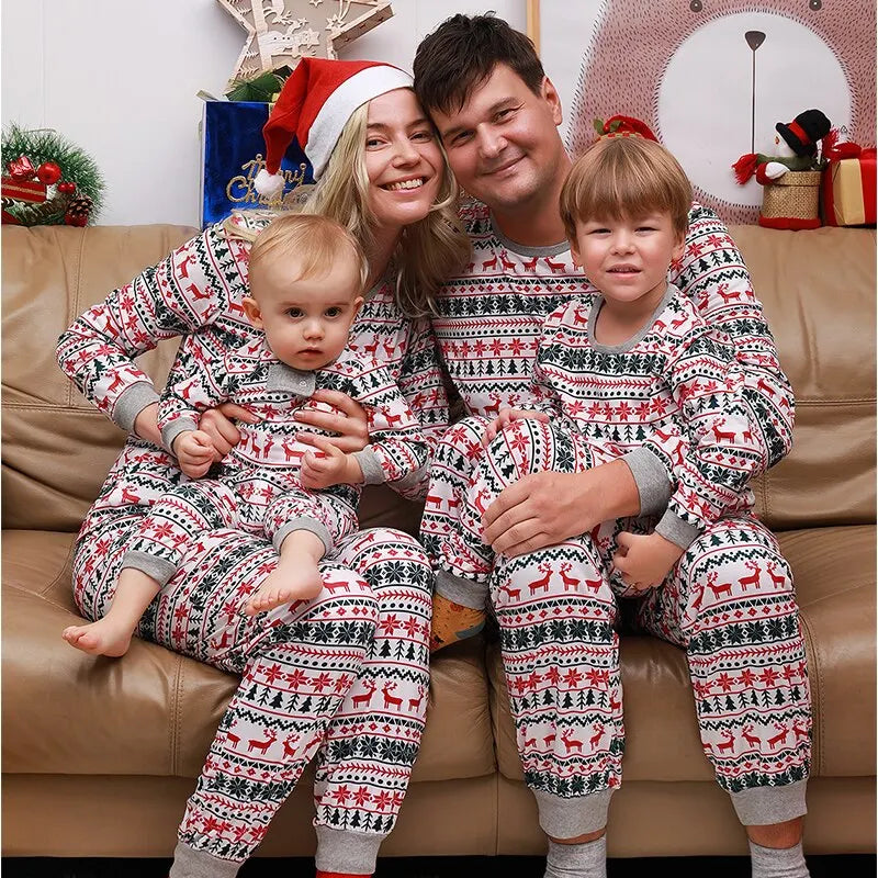 Barn i matchande julpyjamas