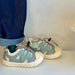 Ljusgröna barnsneakers med meshovandel och ljus gummisula, sedda från sidan