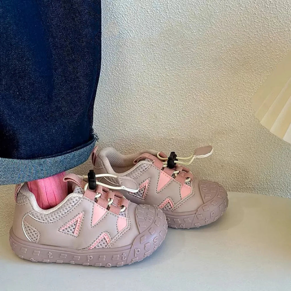 Rosa barnsneakers med meshovandel och snabblås på barnfot
