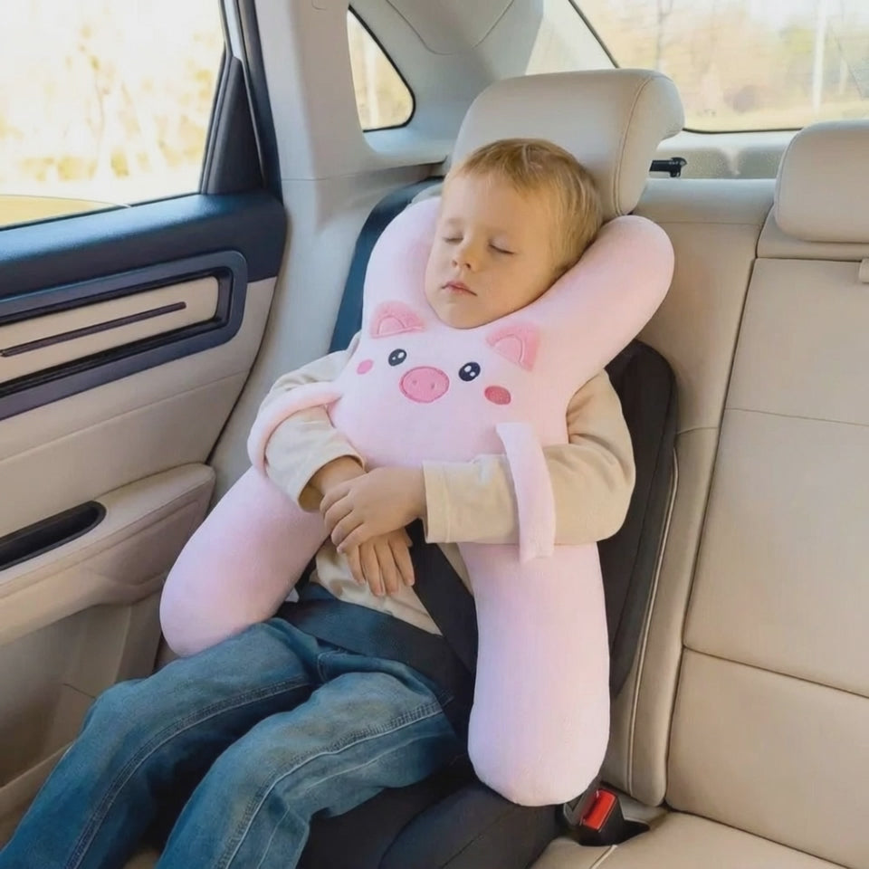 Video: barn sover i bilen med mjuk bilkudde som stöttar huvud och nacke