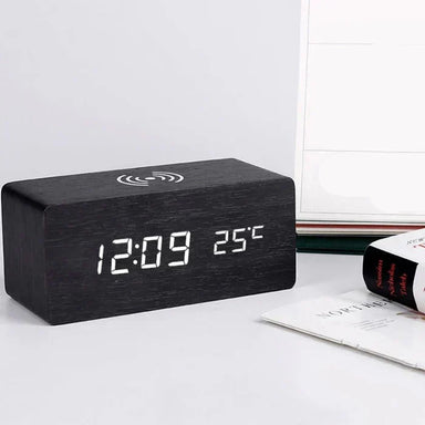 Väckarklocka i träimitation med trådlös laddning – LED-display, 3 alarm, ljudstyrd | digital klocka