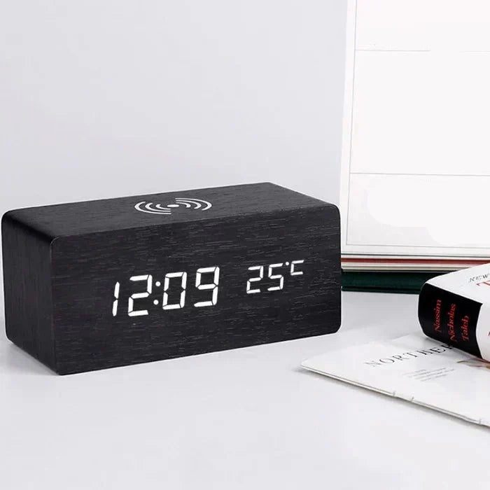 Väckarklocka i träimitation med trådlös laddning – LED-display, 3 alarm, ljudstyrd | digital klocka