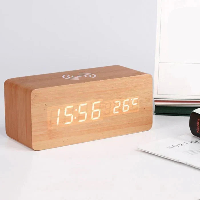 Väckarklocka i träimitation med trådlös laddning – LED-display, 3 alarm, ljudstyrd | digital klocka